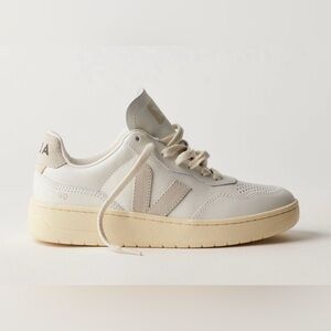 Veja V-90 Trainers Size 9